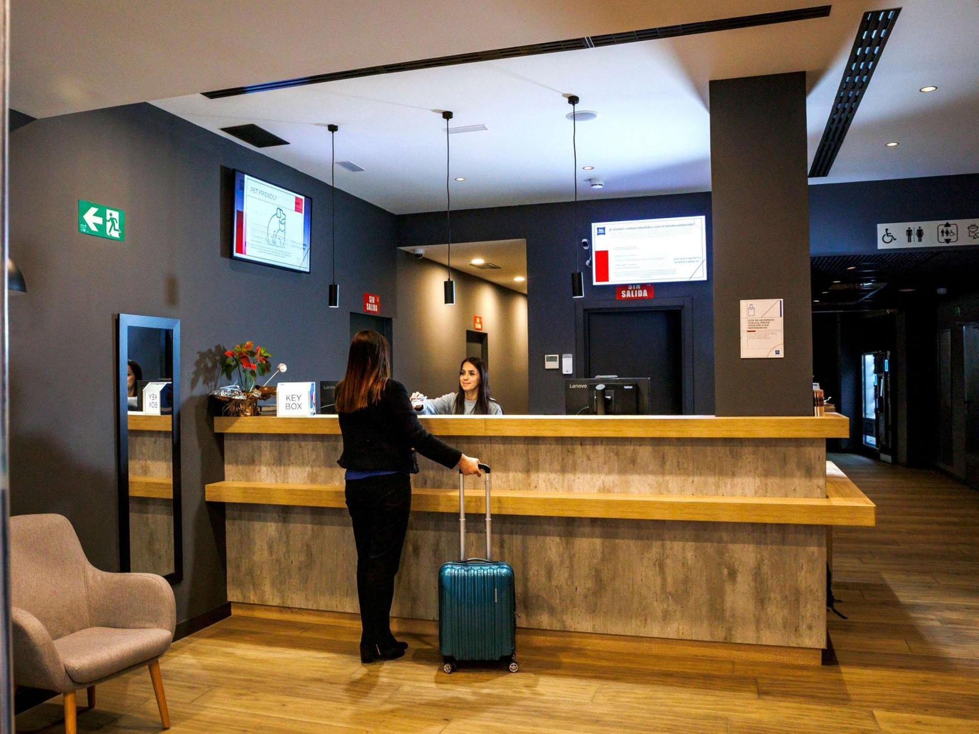 Ibis Budget Logrono Centro Bagian luar foto